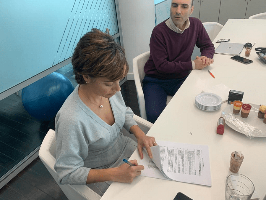 ClientIQ Chief Executive-Alexandra Christopoulou sign the agreement with Linakis Digital